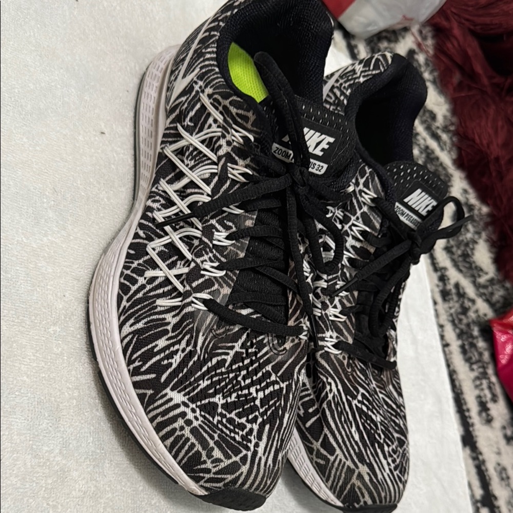 Nike Black and White Zoom Pegasus 32 Sneakers - Size 12